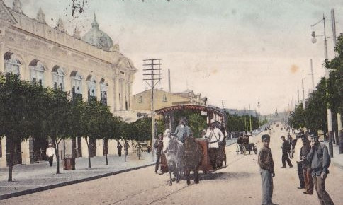 2 июля 1902 года первые электрические лампочки в городе осветили Соборную площадь 