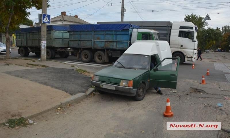В Николаеве «КамАЗ» въехал в легковушку - пострадал пешеход