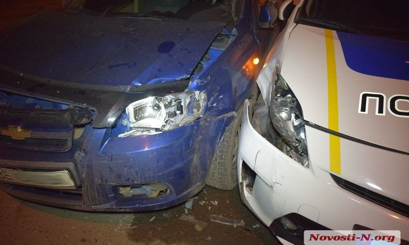 На выезде из Николаева произошла авария с участием автомобиля патрульной полиции