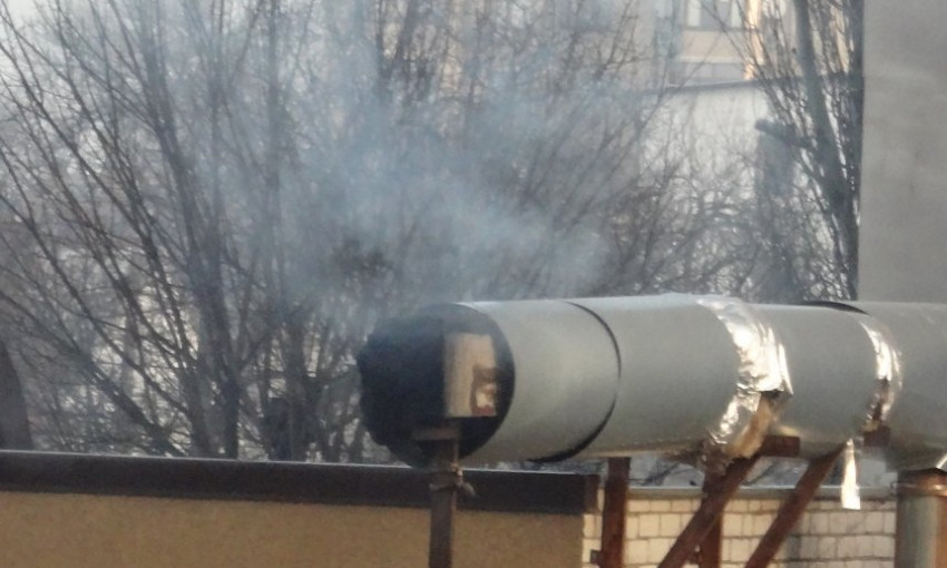 «Ни квартиру проветрить, ни белье посушить», - николаевцы пожаловались на дымящую трубу