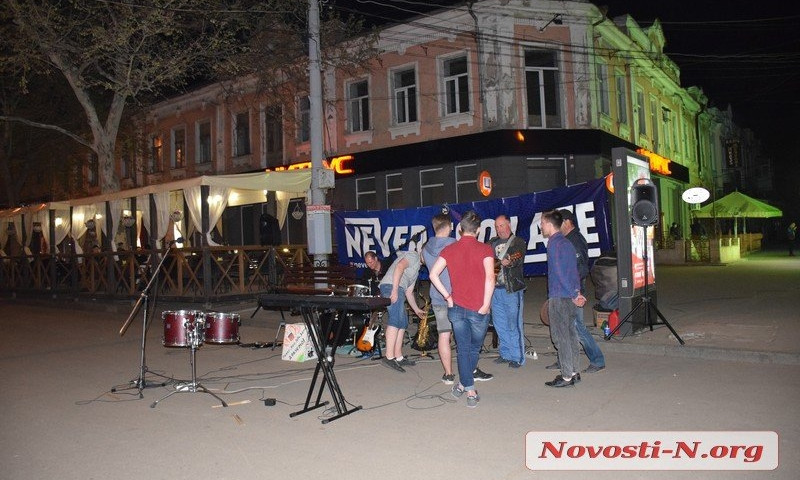 Николаевцы «зажигали» под песни уличных музыкантов