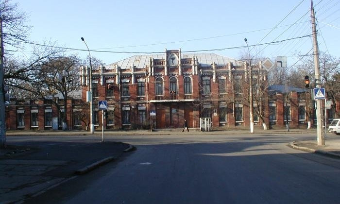 «Дорога справа — городская, слева — областная»: Сенкевич рассказал об ухабах на территории больницы