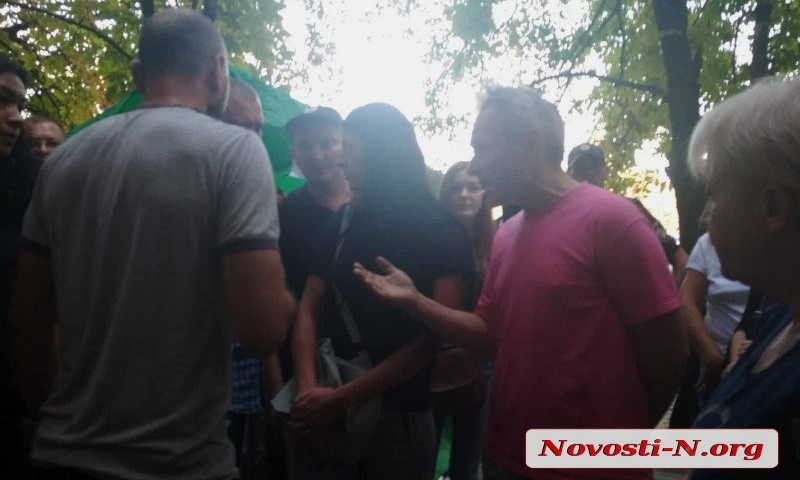 В Николаеве полицейские силой вытолкали журналиста во время потасовки у горсовета