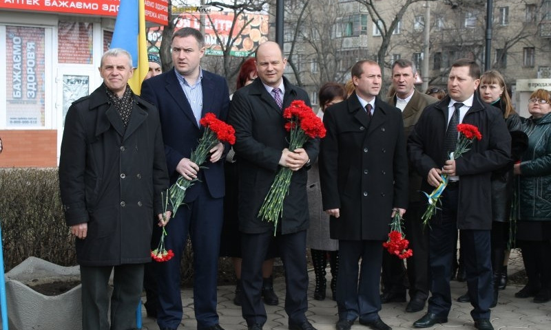Николаевцы возложили цветы к памятнику Вячеславу Черноволу