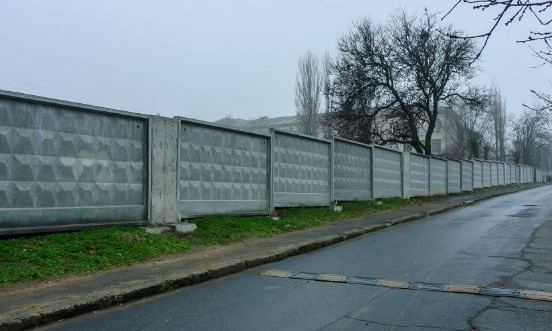 Жители Николаева возмущены тем, что вокруг школы устанавливают "несовременный" забор 