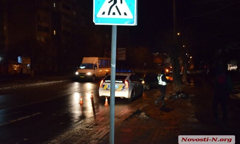 В Николаеве на Херсонском шоссе произошла авария: на пешеходном переходе автомобиль сбил пешехода