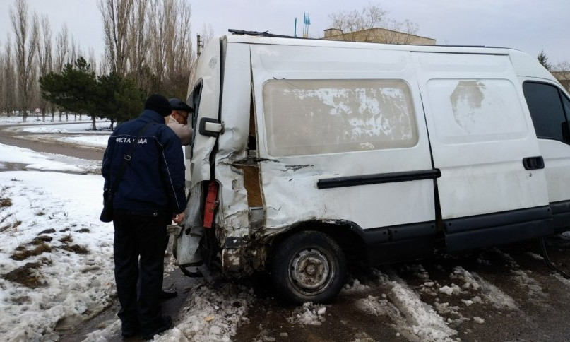 На Николаевщине грузовик столкнулся с микроавтобусом и слетел в кювет