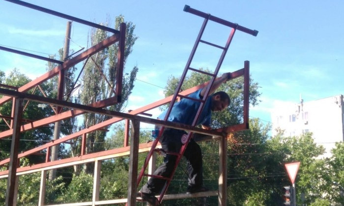 В Николаеве с улицы убирают металлическую клетку 10-летней «выдержки» (ВИДЕО)