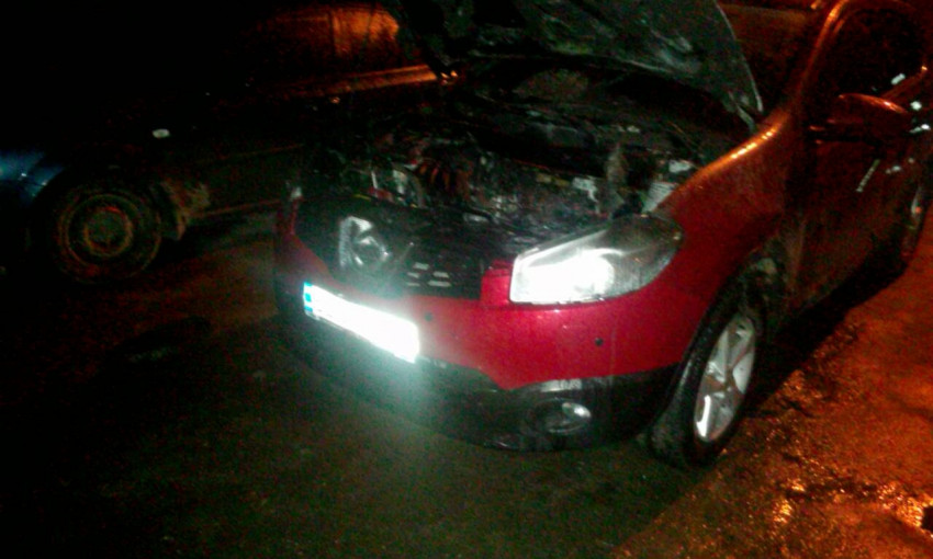 В Николаеве загорелся автомобиль, припаркованный рядом с жилым домом