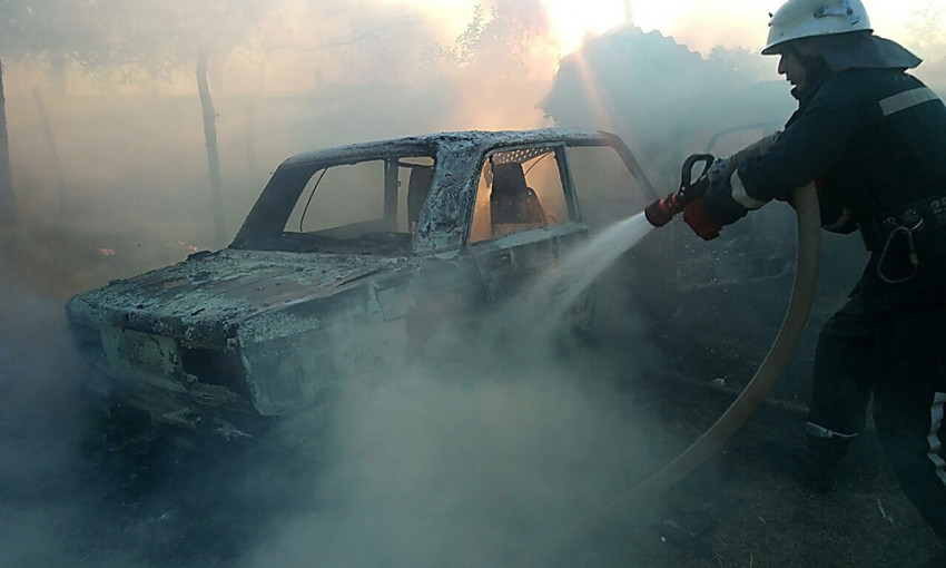 В Николаевской области из-за короткого замыкания загорелись два автомобиля