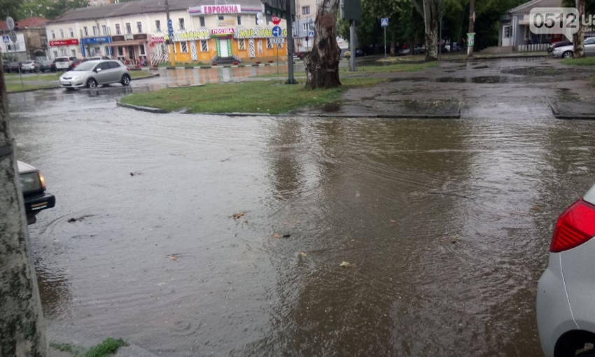 Из-за проливного дождя Центральный проспект превратился в мелководную реку