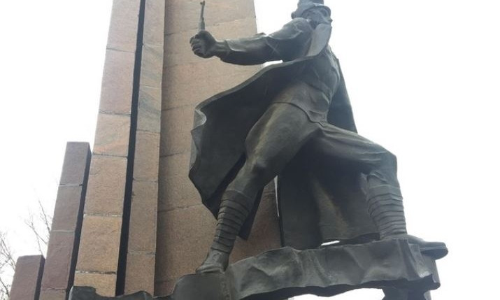 Верховный суд постановил демонтировать памятник Ленинскому комсомолу в Николаеве