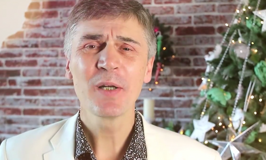 Нардеп Жолобецкий в белоснежном костюме нарядил елку и поздравил николаевцев с новогодними праздниками