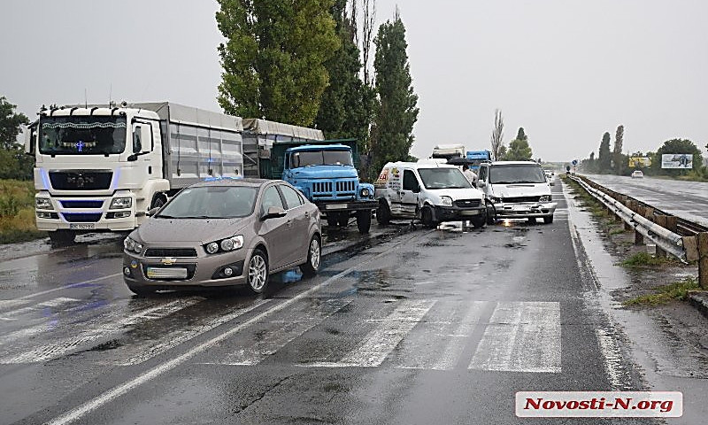 На трассе возле Николаева столкнулись четыре автомобиля – движение затруднено