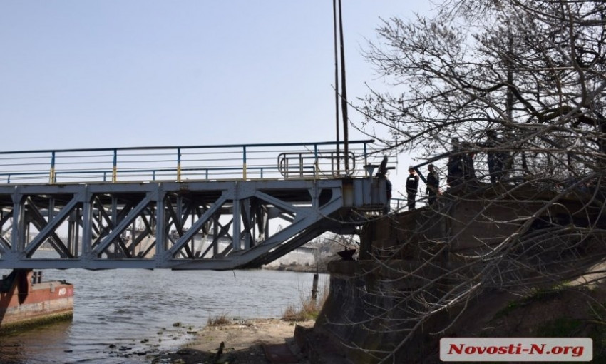 Ремонт понтонного моста в Николаеве обещают закончить к вечеру