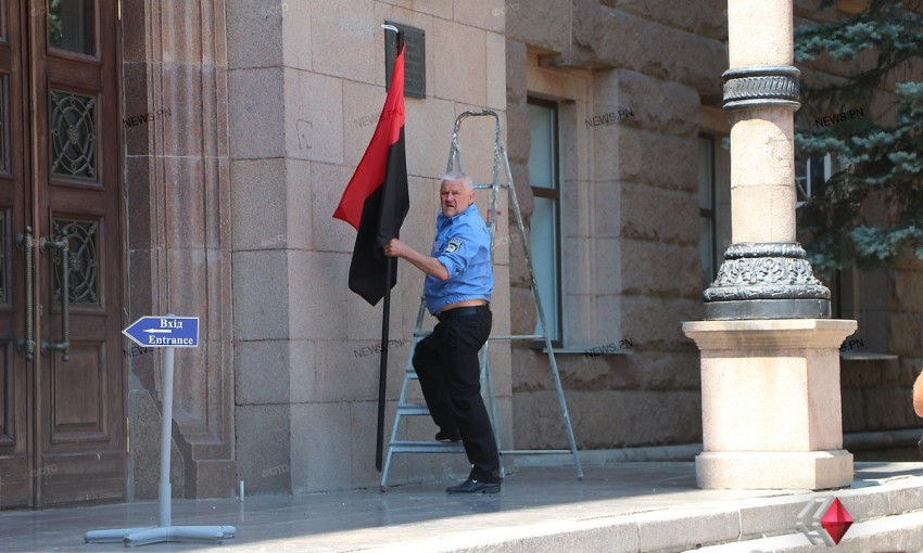 По обращению анонимного источника: С фасада мэрии Николаева сняли красно-черные флаги
