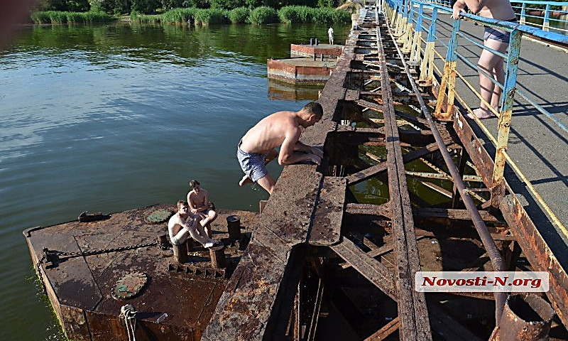 В Николаеве парень, нырявший в воду с моста, сорвался на понтон и проломил голову