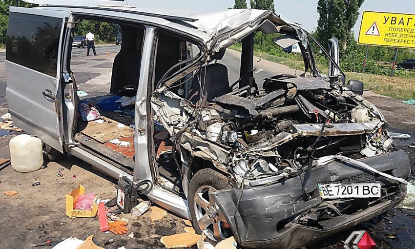 Под Николаевом жуткое столкновение грузовика и «Mercedes»: трое погибших