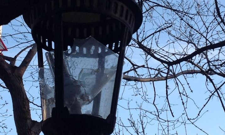 В Николаеве вандалы уничтожили фонари на Нижнем Баме 