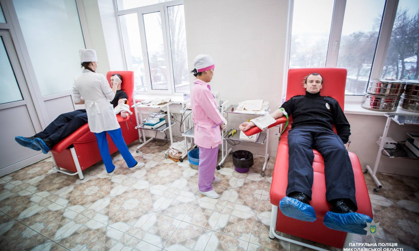 Николаевские патрульные пополнили Банк крови для нужд больниц города
