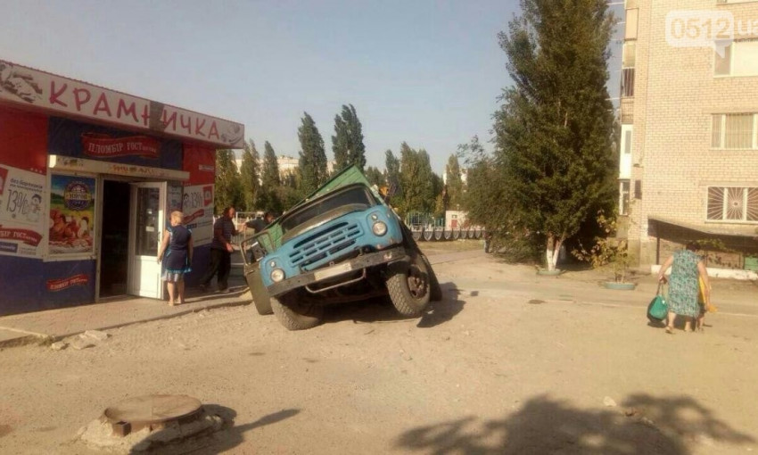 В Николаеве под землю провалился автомобиль "ЗИЛ"