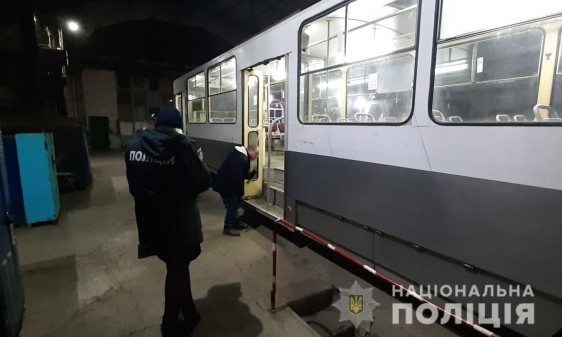 В Николаеве обстреляли два трамвая