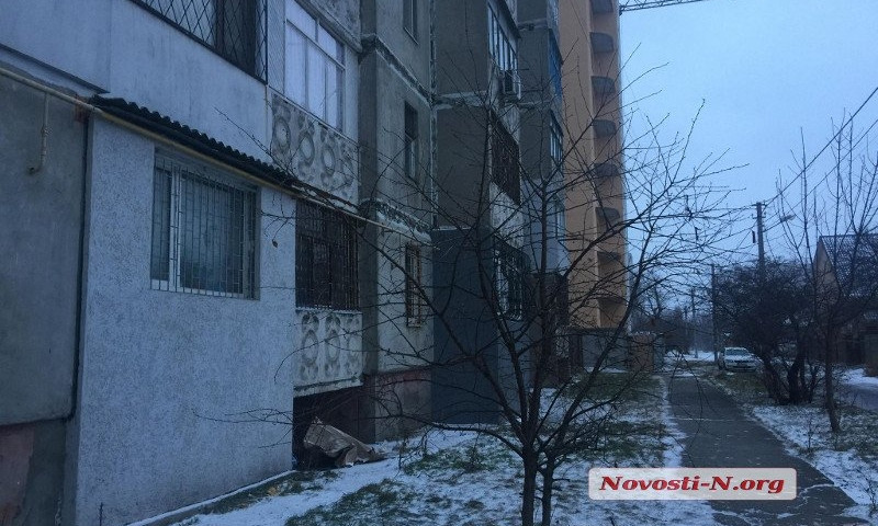 В Николаеве под балконом многоэтажки обнаружили труп женщины