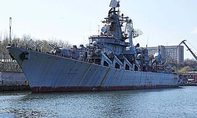«Укроборонпром» и Минобороны открещиваются от крейсера «Украина», ржавеющего в Николаеве