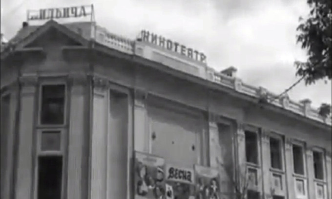 Красная лента, оркестр и полный аншлаг: каким предстал на пленке николаевский кинотеатр 50-х 