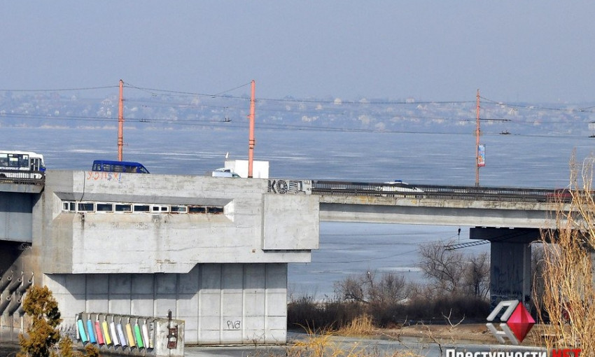 В Николаеве патрульные отговорили 18-летнюю девушку прыгать с Ингульского моста