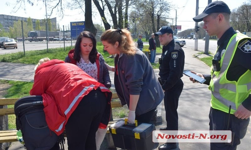 В Николаеве из троллейбуса на ходу выпала мама с 10-месячным ребенком в коляске