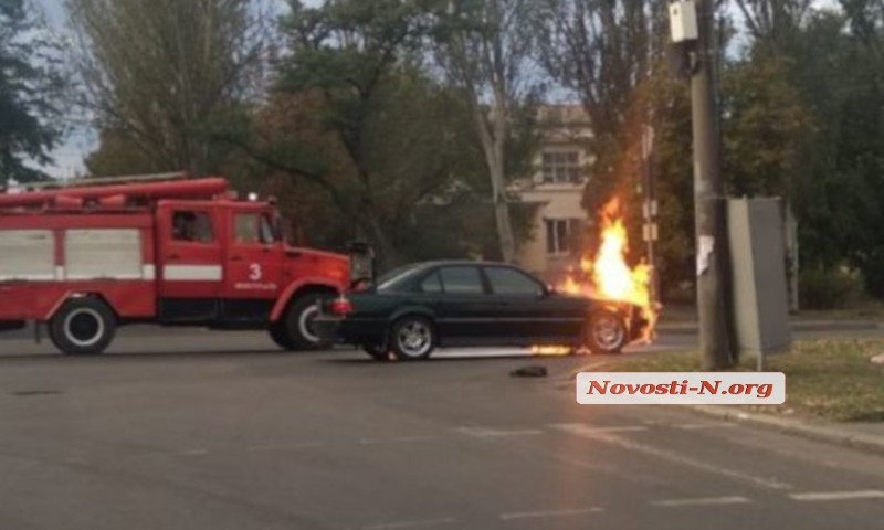 Появилось видео, как в Николаеве тушили горящий автомобиль