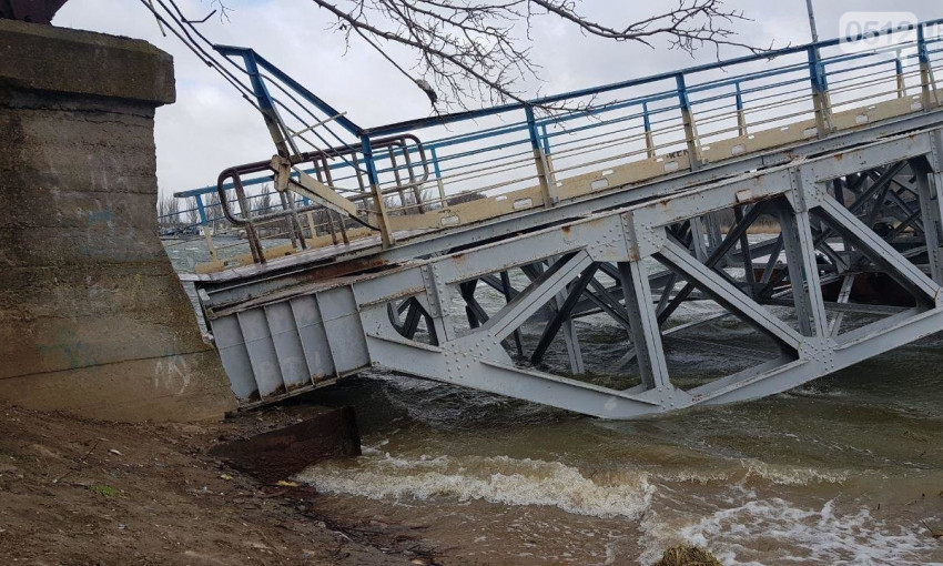 В Николаеве из-за непогоды рухнул понтонный мост. ВИДЕО. ФОТО