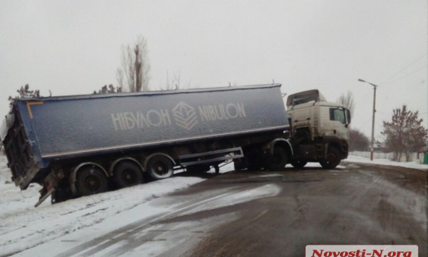 На Николаевщине из-за непогоды фура «Нибулона» перекрыла проезд