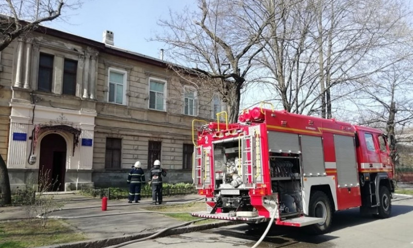 В Николаеве женщина, подозреваемая в поджоге отдела полиции, угрожает взорвать дом