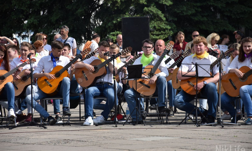 В Николаеве рекордное количество гитаристов исполнили гимн Европы
