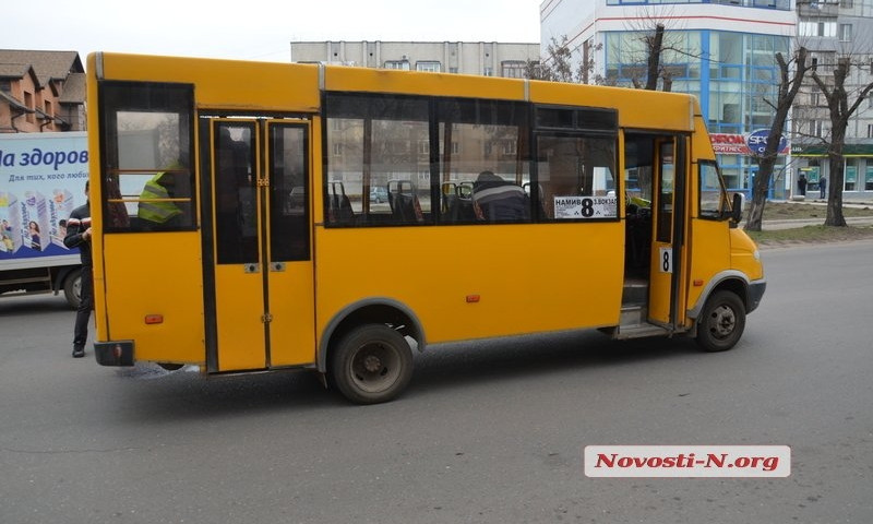 В Николаеве маршрутное такси столкнулось с легковым автомобилем