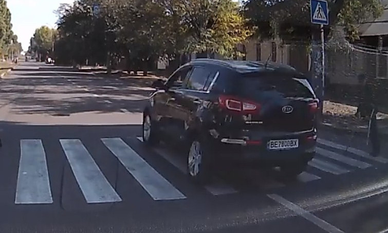 В Николаеве автомобиль едва не сбил человека на пешеходном переходе
