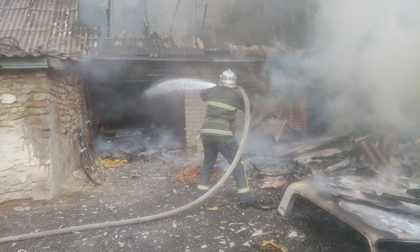 В Николаевской области из-за детской шалости со спичками загорелись дрова, гараж и летняя кухня