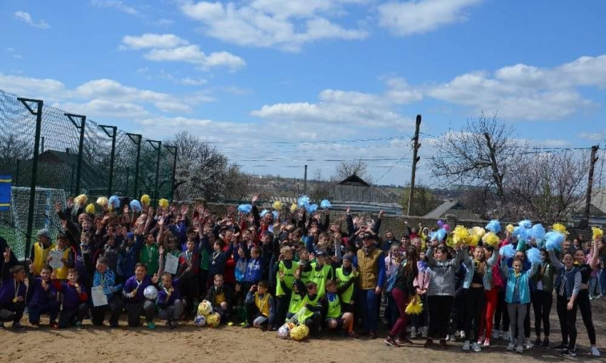 В Арбузинке торжественно открыли площадку для мини-футбола с искусственным покрытием