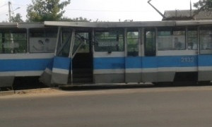 На Садовой автомобиль врезался в трамвай