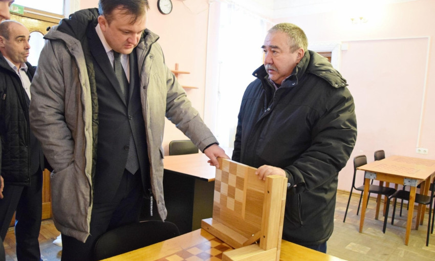 Вице-губернатор Кушнир уже второй год рассуждает о ремонте областного шахматного клуба