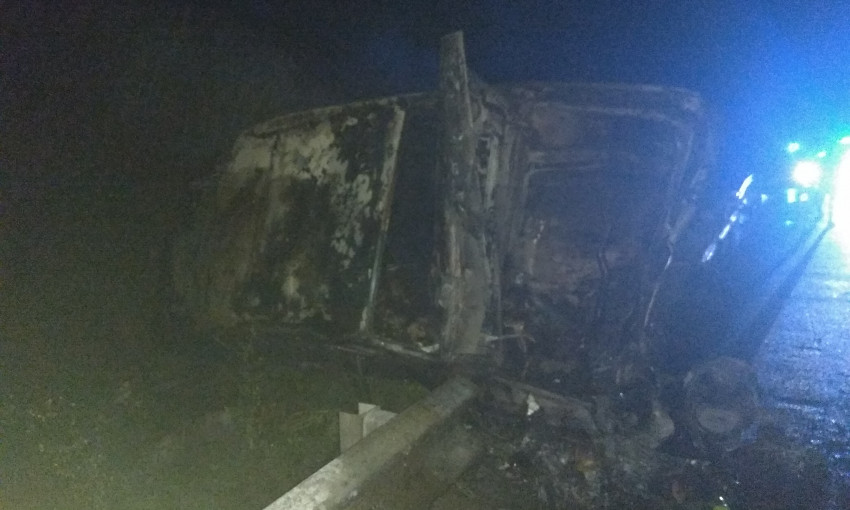 В Николаевской области на автотрассе перевернулся и загорелся автомобиль