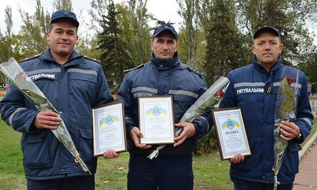 Савченко вручил грамоты спасателям за ликвидацию пожара в общежитии на Гонгадзе