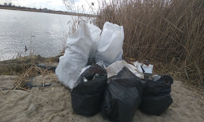 «Чистые водоемы - экологически здоровая страна»: сотрудники Николаевского рыбоохранного патруля собрали более 100 мешков мусора