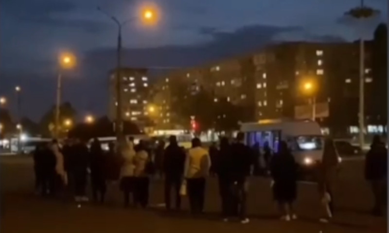 Николаевцы стоят в «километровой» очереди, чтобы уехать в Корабельный район. Видео