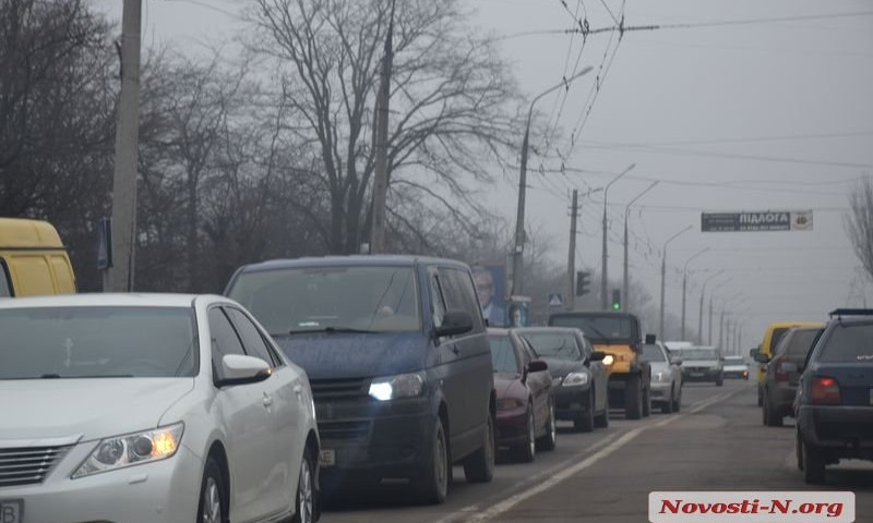 В Николаеве возле нового супермаркета «Эпицентр» столкнулись две иномарки, на Херсонском шоссе образовалась автопробка