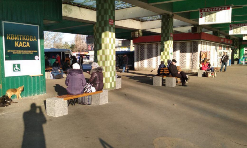 На Николаевском междугороднем автовокзале установили новые скамейки