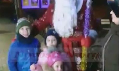 Чудеса в Николаеве: Дед Мороз бесплатно раздает ребятишкам подарки 