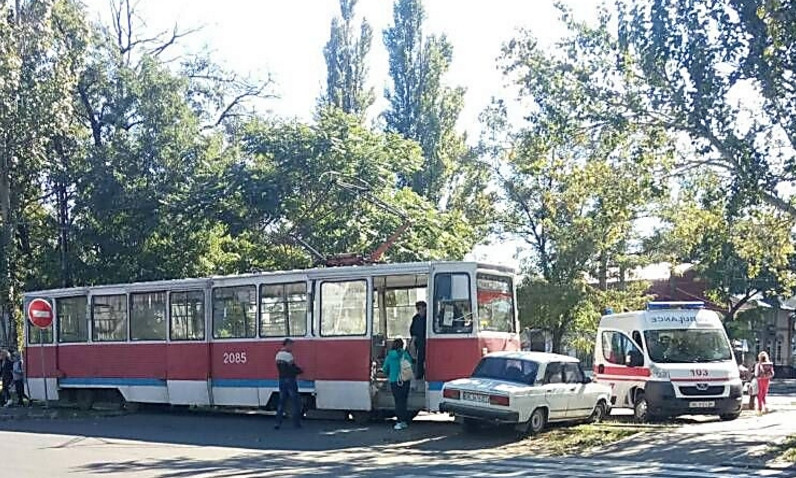 На Чкалова автомобиль «влетел» под колеса движущегося трамвая